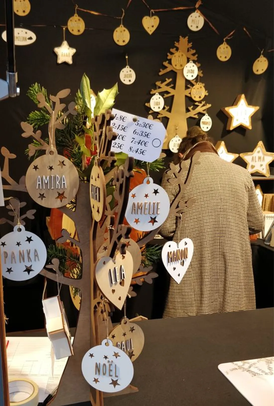 Des boules personnalisées sur le marché de Noël, place Broglie à Strasbourg